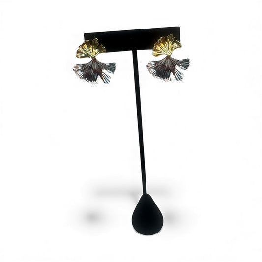 Two tone flower